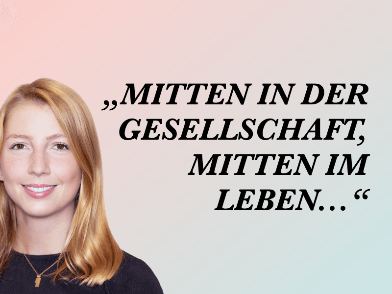 Eine lächelnde Person vor einem Zitat: Mitten in der Gesellschaft, mitten im Leben… auf hellem Hintergrund.