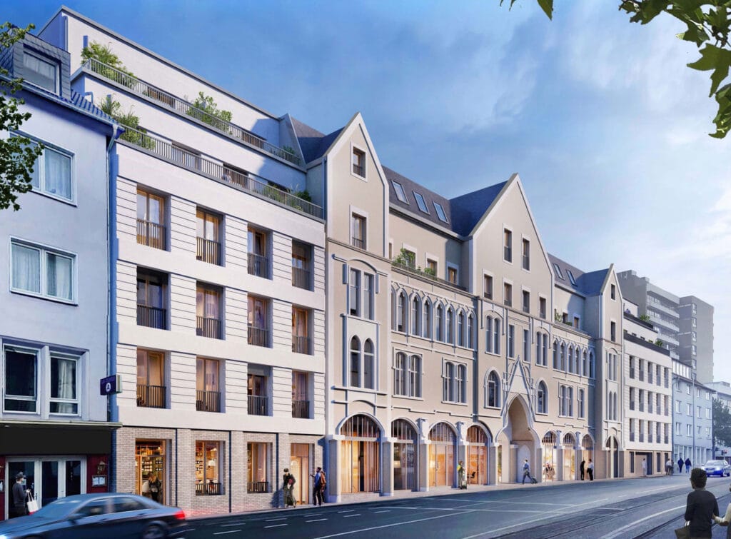Belebte Straßenszene mit hellen Mehrfamilienhäusern, Ladenzeilen, Fußgängern und Autos; moderne Architektur.