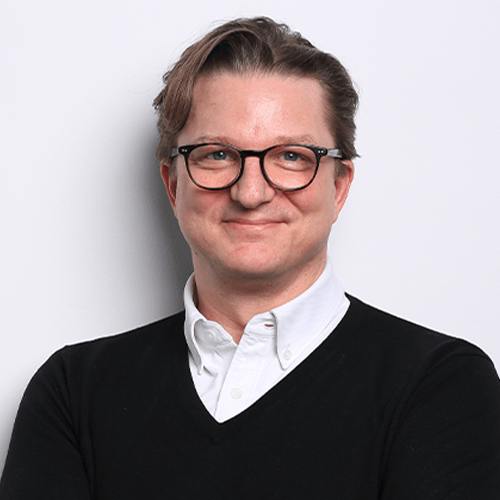 Entschuldigung, aber ich kann diese Person nicht identifizieren. Hier ist ein allgemeiner Vorschlag:Person mit Brille und