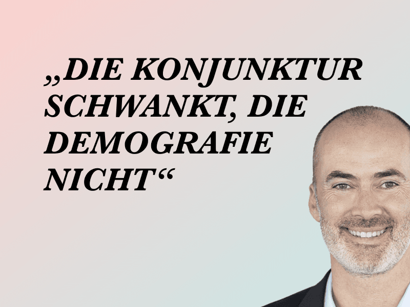 Porträt eines freundlichen Mannes in Business-Outfit vor Pastellverlauf; Zitattext links.
