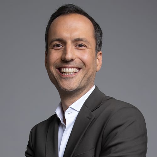 Porträt eines lächelnden Mannes in Anzug und weißem Hemd – professionelles Business-Porträt.