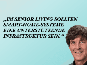 Lächelnder Mann rechts vor einem hellblauen Verlaufshintergrund; Zitat über Smart-Home-Infrastruktur.