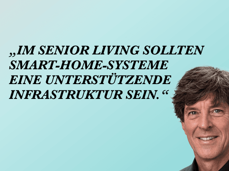 Lächelnder Mann rechts vor einem hellblauen Verlaufshintergrund; Zitat über Smart-Home-Infrastruktur.