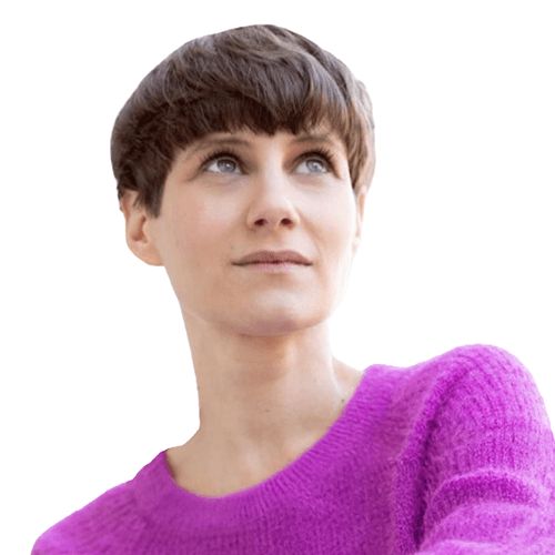 Porträt einer Person mit braunem Haar, pinkem Pullover, schaut nach oben.