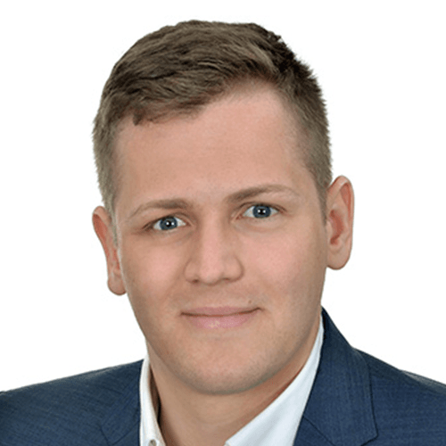 Porträt eines Mannes im dunkelblauen Anzug, neutraler Gesichtsausdruck, Business-Bewerbungsfoto.