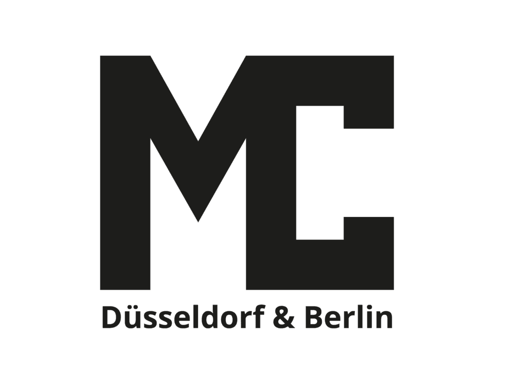 Logo ME Düsseldorf & Berlin: Große dunkle Buchstaben M und E mit dem Schriftzug Düsseldorf & Berlin.