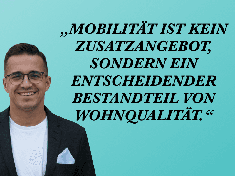 Männerporträt mit Brille und Blazer vor türkisblauem Hintergrund; Zitat über Mobilität als Bestandteil der Wohnqualität.