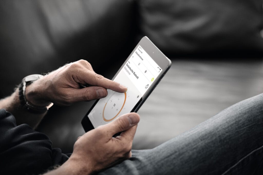Nahaufnahme einer Person, die ein Smartphone bedient und ein Kreisdiagramm auf dem Display sieht.